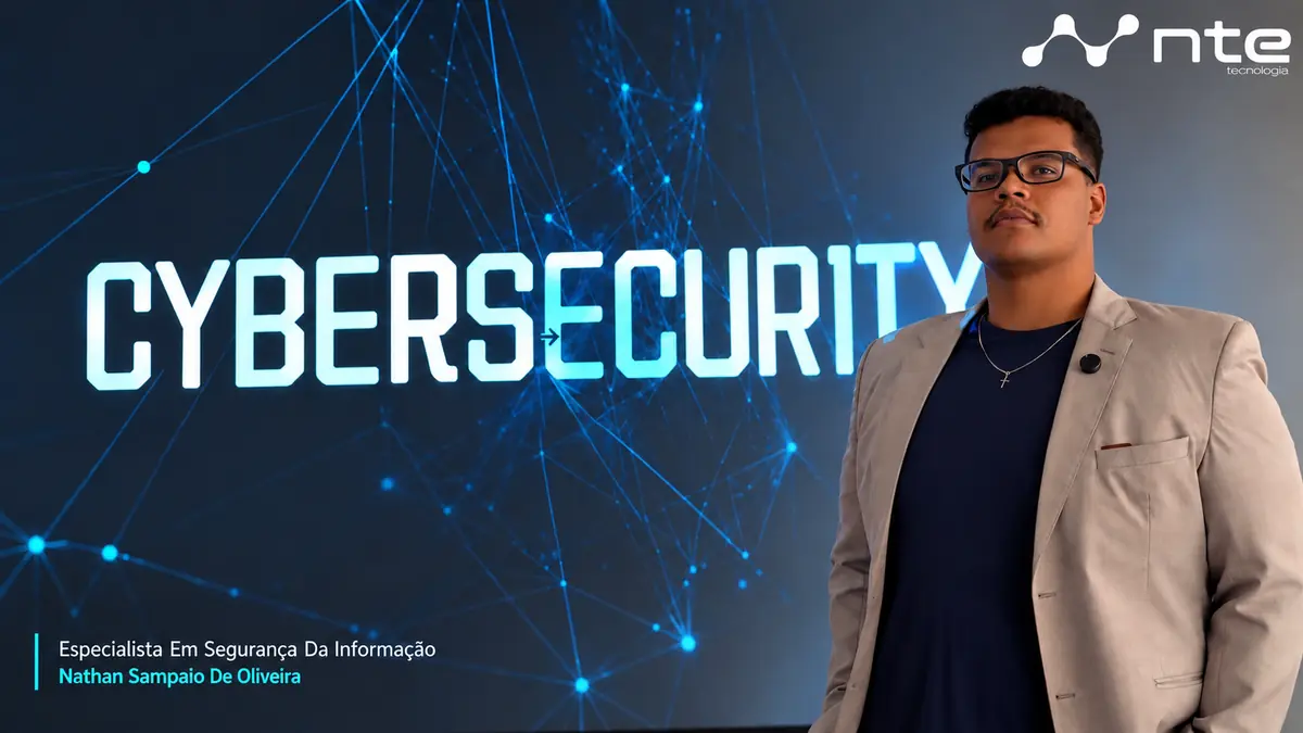 Nathan Sampaio de Oliveira, especialista em Segurança da Informação, em frente a um painel sobre cybersecurity